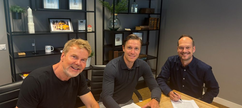 oprichters Dataprofs tekenen documenten